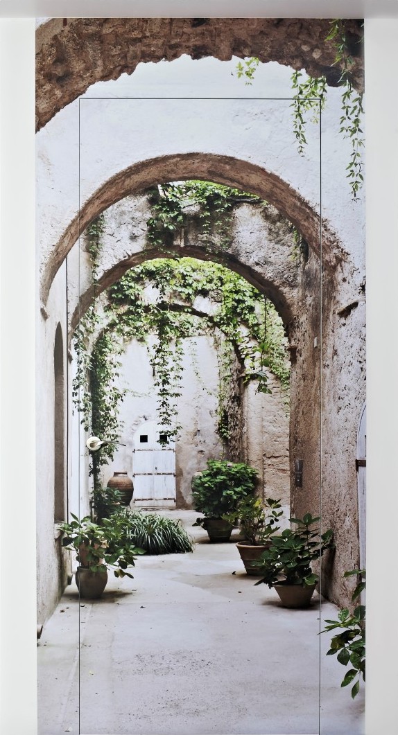 drims drzwi ukryte drzwi pokryte tapetą, drzwi niewidoczne na ścianie, artystyczne drzwi, rustykalny wzór drzwi